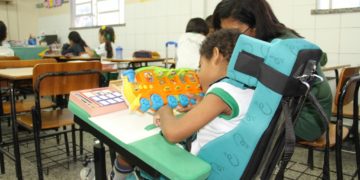 Ministro garante presença de cuidador em sala de aula para aluno com paralisia cerebral