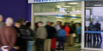 Governo vai selecionar funcionários aposentados para acelerar atendimento do INSS