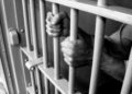 Homem é mantido em prisão por quase um ano no lugar de outra pessoa