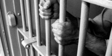 Homem é mantido em prisão por quase um ano no lugar de outra pessoa