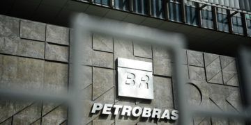 Petrobras ajuíza ação contra greve iniciada sábado