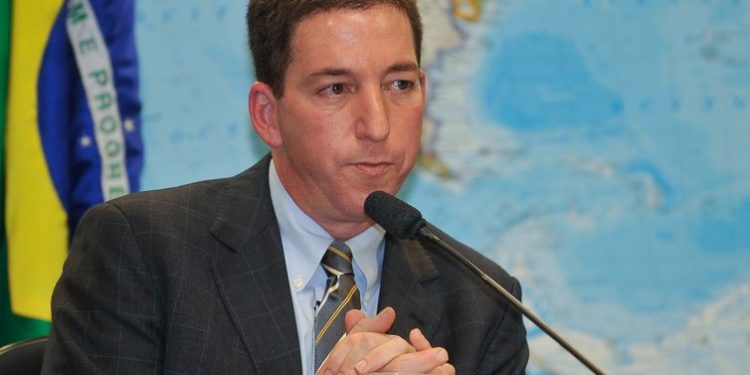 Juiz afasta denúncia contra Glenn Greenwald, por ora, e torna réus os outros seis acusados de invadir celulares de autoridades