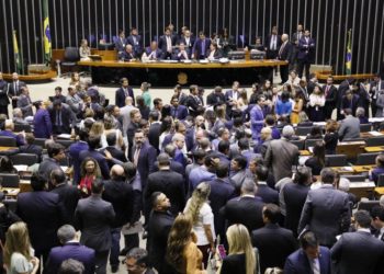 Congresso mantém veto a projetos sobre energia solar e sigilo de correspondência de presos