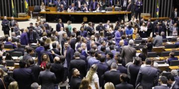 Congresso mantém veto a projetos sobre energia solar e sigilo de correspondência de presos