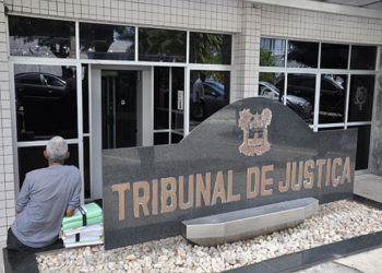 Afastada condenação do Estado por descumprimento de piso para professor