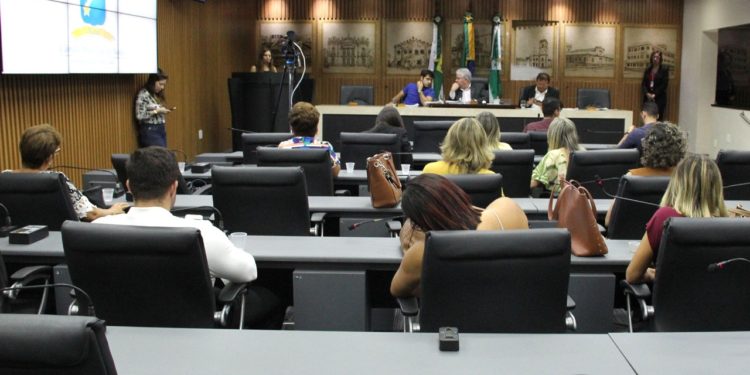 Comissão de Educação abre trabalhos com aprovação de 12 projetos