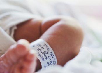 Justiça determina transferência de bebê de Natal para tratamento de saúde em Recife