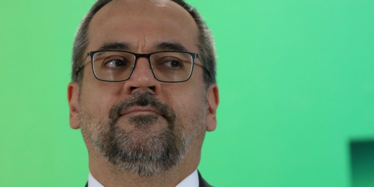 Ministro manda arquivar pedido de investigação do ministro da Educação por crime de responsabilidade