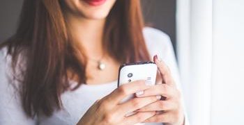 Babá consegue comprovar vínculo empregatício com mensagens do WhatsApp no RN