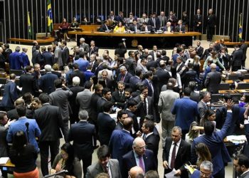 Congresso adia votação de veto a orçamento impositivo