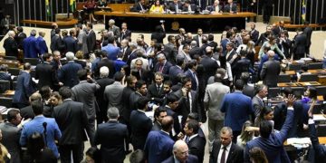 Congresso adia votação de veto a orçamento impositivo