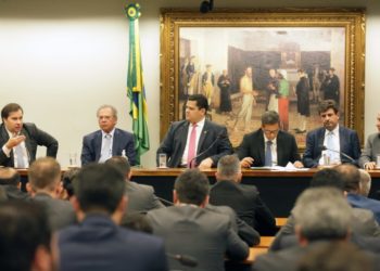 Governo aponta riscos do coronavírus e pede mais recursos no orçamento
