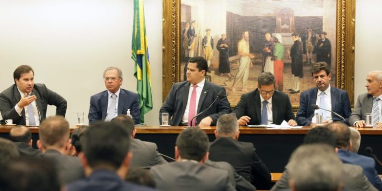 Governo aponta riscos do coronavírus e pede mais recursos no orçamento