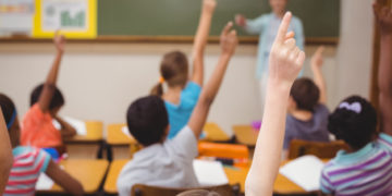 Professor com mais de 2/3 da jornada em sala de aula receberá adicional de horas extras
