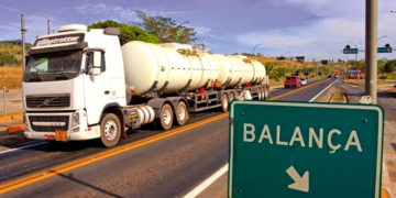Excesso de peso nas estradas pode gerar multa administrativa e judicial, danos materiais e morais coletivos