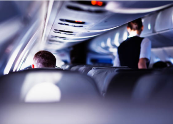 Comissária de voo vai receber adicional de periculosidade sobre horas variáveis