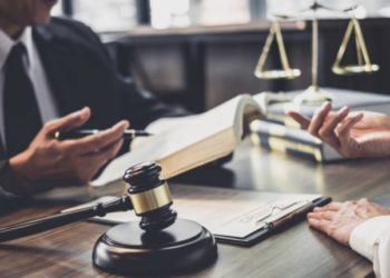 Cliente deve ser notificado quando advogado continua a representá-lo, mas deixa escritório contratado