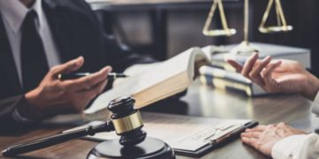 Cliente deve ser notificado quando advogado continua a representá-lo, mas deixa escritório contratado