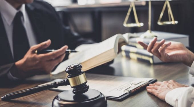 Cliente deve ser notificado quando advogado continua a representá-lo, mas deixa escritório contratado