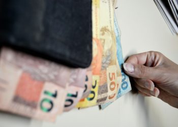 Auxílio emergencial é publicado e governo abre crédito de R$ 98 bi