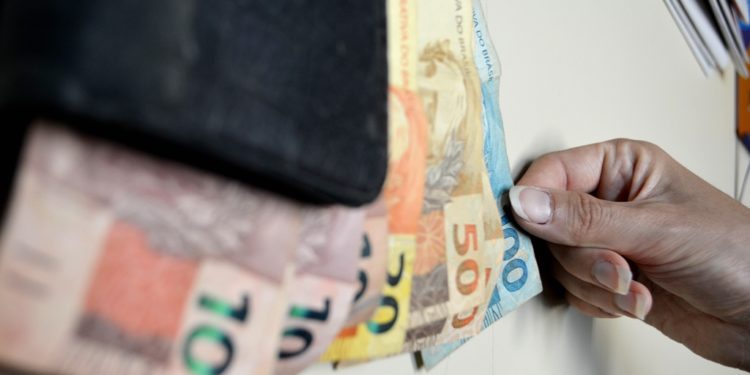 Auxílio emergencial é publicado e governo abre crédito de R$ 98 bi