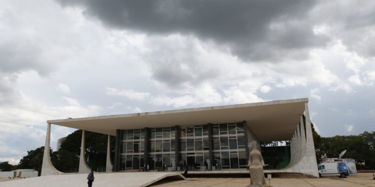 STF adia julgamento sobre cumprimento de pena após condenação por júri