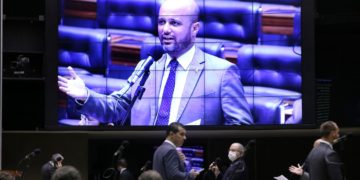 Câmara aprova texto-base de suspensão de dívida de estudantes com Fies