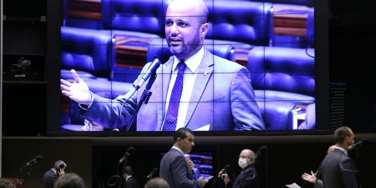 Câmara aprova texto-base de suspensão de dívida de estudantes com Fies