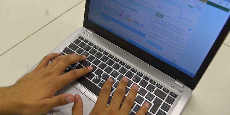 Teletrabalho demanda cuidados com postura, equipamentos e jornada