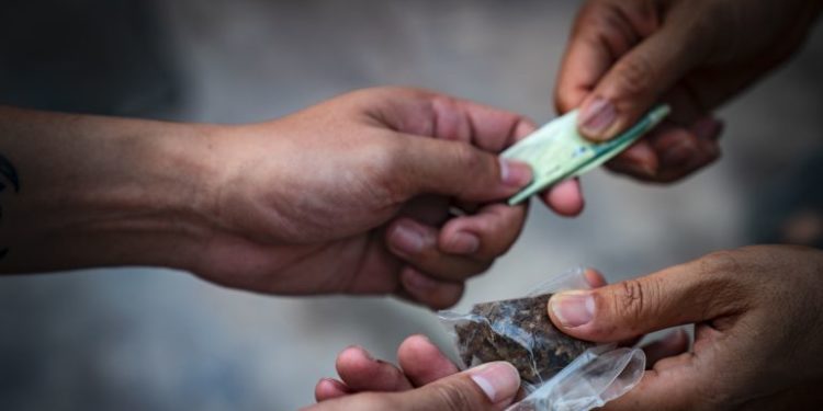 Encomendar drogas, mesmo sem a entrega efetiva, configura crime de tráfico