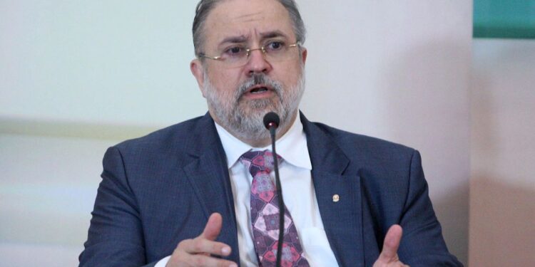 Para Aras, o inquérito das fake news tem “exorbitado dos limites”