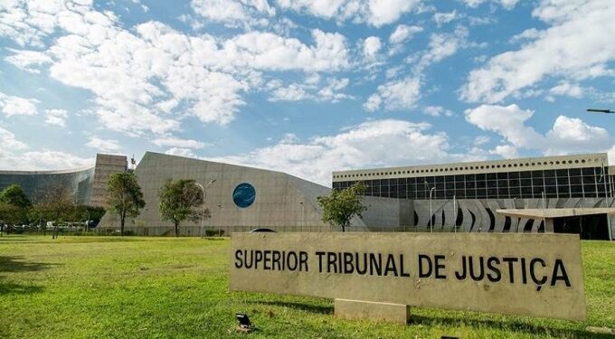 Ordem para cumprir obrigação sob pena de multa é recorrível por falta de intimação pessoal do devedor