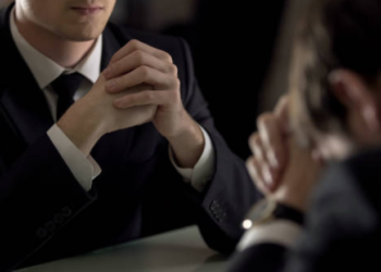 Testemunha que tem ação contra o mesmo empregador não é considerada suspeita