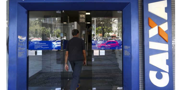 Agências da Caixa abrem duas horas mais cedo nesta segunda-feira