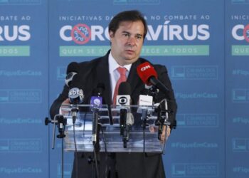 Maia anuncia grupo para discutir adiamento das eleições, sem prorrogação de mandatos