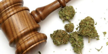 Para Sexta Turma, reincidência que aumenta pena por posse de drogas para uso próprio é específica
