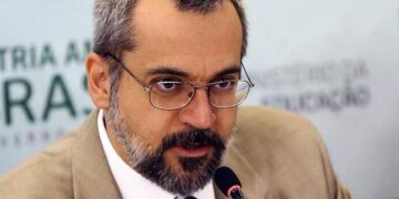 Ministro determina que Weintraub esclareça declarações feitas em reunião ministerial