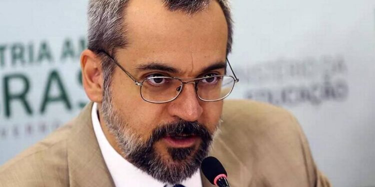 Ministro determina que Weintraub esclareça declarações feitas em reunião ministerial