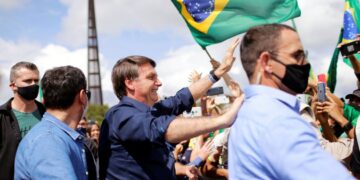 Bolsonaro terá que usar máscara em locais públicos
