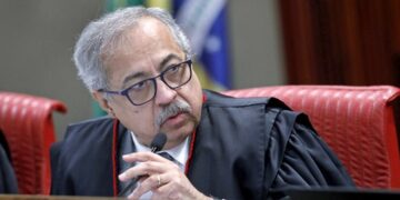 Corregedor do TSE vai ouvir presidente e vice sobre pedido para juntar inquérito sobre notícias falsas em Aijes