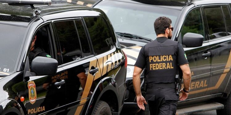 Polícia Federal realiza operação para apurar ataques contra instituições. 21 mandados são cumpridos
