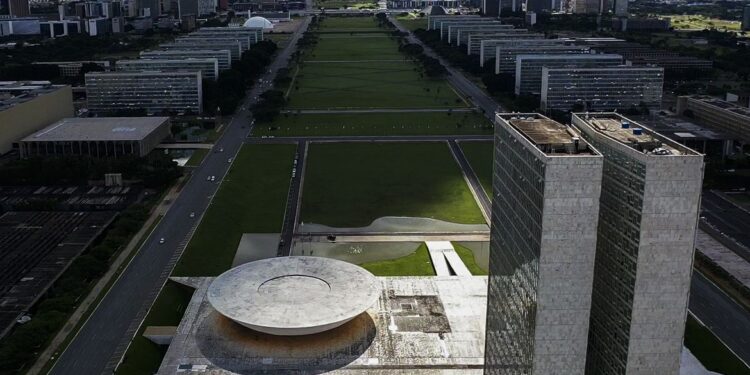 Autor de PL sobre fake news faz alterações no texto antes de votação