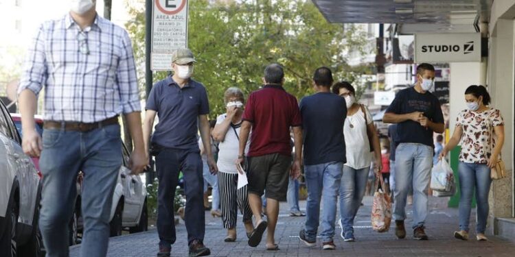 Senado aprova uso obrigatório de máscaras em locais de acesso público; texto volta à Câmara