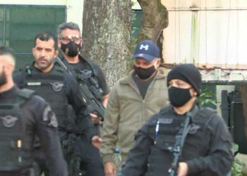 Fabrício Queiroz é preso na casa de advogado de Flávio Bolsonaro