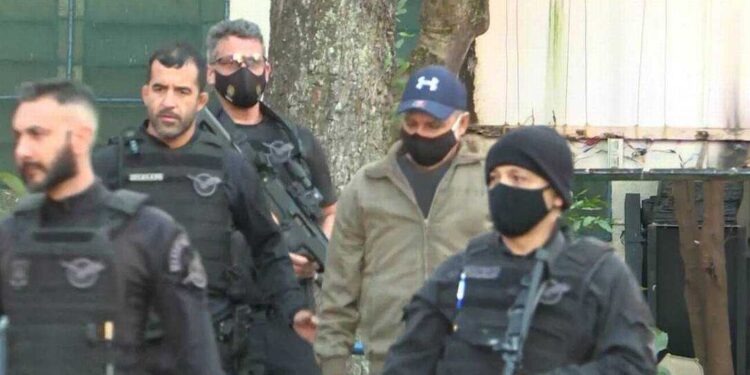 Fabrício Queiroz é preso na casa de advogado de Flávio Bolsonaro