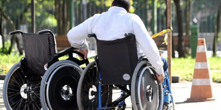 Projeto de lei visa garantir o acesso de pessoa com deficiência com acompanhante em estabelecimentos comerciais