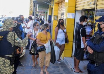 Prefeitura orienta comerciantes do Alecrim sobre Decreto de retomada gradual da economia