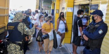 Prefeitura orienta comerciantes do Alecrim sobre Decreto de retomada gradual da economia