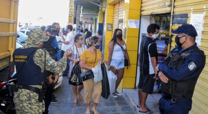 Prefeitura orienta comerciantes do Alecrim sobre Decreto de retomada gradual da economia