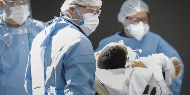 Indenização de R$ 50 mil a profissional de saúde vitimado pela covid-19 vai à sanção